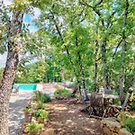 Contemporary With Pool In Cereste-en-luberon Hébergement de vacances Céreste