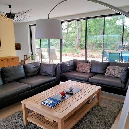 Contemporary With Pool In Cereste-en-luberon Hébergement de vacances