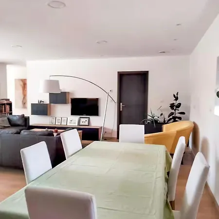 Hébergement de vacances Contemporary With Pool In Cereste-en-luberon Céreste