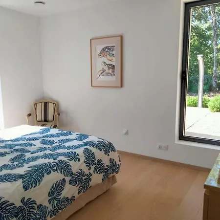 Contemporary With Pool In Cereste-en-luberon Hébergement de vacances *