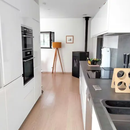 Contemporary With Pool In Cereste-en-luberon 度假居