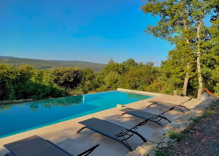 Contemporary With Pool In Cereste-en-luberon Hébergement de vacances Céreste