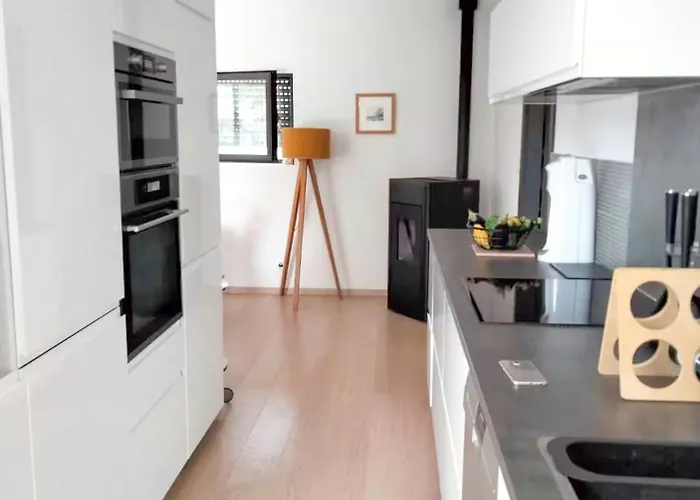 Contemporary With Pool In Cereste-en-luberon Hébergement de vacances