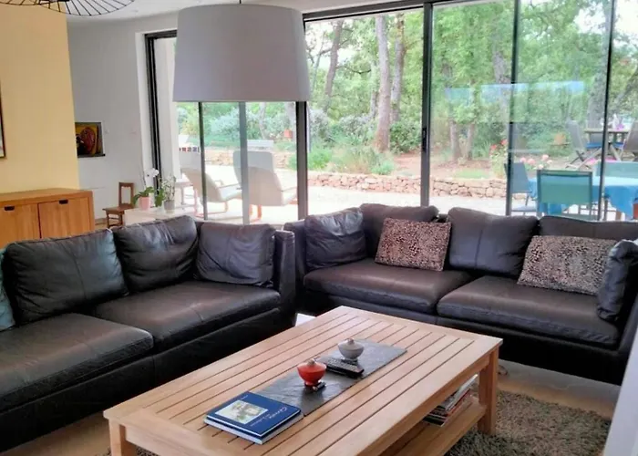 Hébergement de vacances Contemporary With Pool In Cereste-en-luberon Céreste