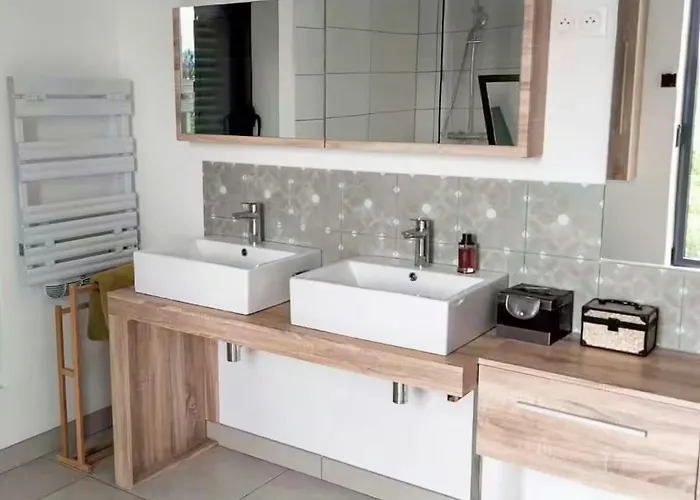 Hébergement de vacances Contemporary With Pool In Cereste-en-luberon