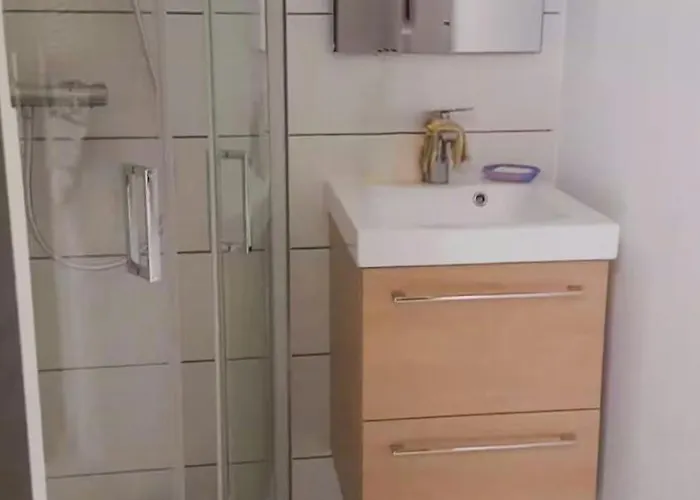 Contemporary With Pool In Cereste-en-luberon Hébergement de vacances *