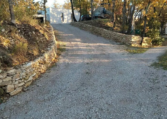 Hébergement de vacances Contemporary With Pool In Cereste-en-luberon